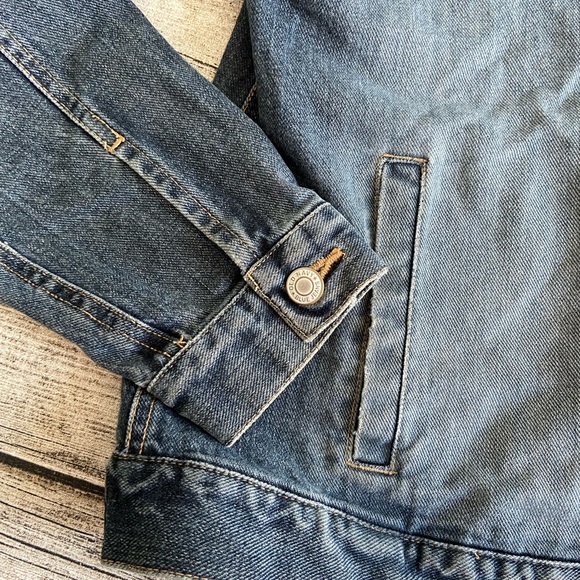 Old Navy women’s denim jacket. Medium wash. Excellent condition. Size M - Picture 7 of 8